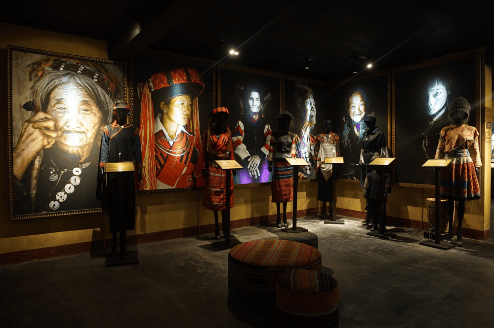 Discover the cultural beauty of Central and Southern Vietnam through costumes and smiles at Precious Heritage (Source: R&eacute;hahn Photography)